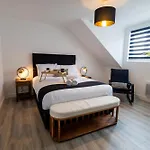 Contemporary 3Br Flat In Watford